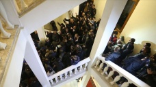 Ermenistan’da protestocular Başbakanlık binasını kuşattı