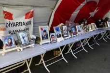 Evlat nöbetindeki babadan oğluna çağrı: 'Türk bayrağı' altında yaşıyoruz'