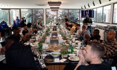 Fenerbahçe’de yöneticiler ve futbol takımı barbekü organizasyonunda bir araya geldi