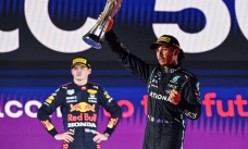Formula 1'de Hamilton kazandı, şampiyonluk son yarışa kaldı