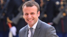 Fransa Ekonomi Bakanı Macron istifa etti