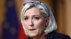 Fransa'da aşırı sağcı Le Pen, terör propagandasından mahkemeye çıktı