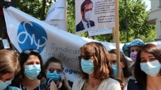 Fransa’da 'ciddiye alınmak' isteyen psikologlar gösteri düzenledi