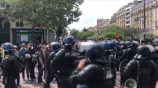 Fransa’da hükümetin Kovid-19'la mücadele politikası karşıtı gösterilerde, AA muhabiri tartaklan