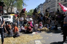 Fransa’da iklim aktivistleri cumhurbaşkanı adaylarını protesto etti