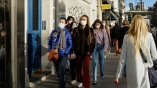 Fransa'da mutasyona uğramış koronavirüs bulaşan kişi sayısı günlük 2 bine çıktı