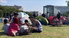 Fransa'da Paris Valiliği önünde çadır kuran evsizler bekleyişlerinin 4'üncü gününde tahliy