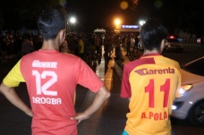Galatasaray forması giyip Fenerbahçe takımını karşılamasına geldiler