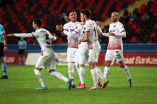 Gaziantep FK, Sakaryaspor'u 3 golle eledi!