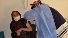 Gaziantep'te 111 yaşındaki Fatma Tıraş'a CoronaVac aşısı yapıldı
