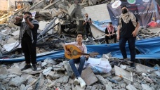 Gazze'de, İsrail saldırılarında yıkılan Hanadi binasının enkazı üzerinde konser verildi