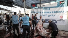 Gazze'de Türkiye Diyanet Vakfının desteğiyle kesilen kurbanların etleri yoksul ailelere dağıtıl