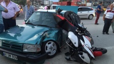Gelin arabasının önünü kesen otomobile motosiklet çarptı