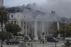 Güney Afrika’da parlamento binasında çıkan yangın söndürüldü