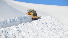 Hakkari'de üs bölgelerinin ulaşımını sağlayan yolda metrelerce karla mücadele