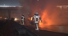 Haliç Köprüsü’nde dumanlar yükselen otomobil alev alev yandı