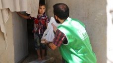 İHH Gazze'de ihtiyaç sahiplerine kurban eti dağıttı