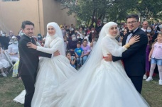 İki kardeş aynı düğünde evlendi