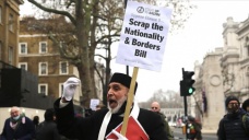 İngiltere'de başbakanlık konutu önünde 'mülteci karşıtı yasa tasarısı' protesto edild