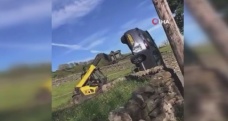 İngiltere'de bir çiftçi, iş makinesi ile otomobili ters çevirdi
