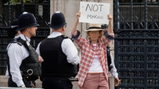 İngiltere'de monarşi karşıtı protestolardaki gözaltılar tartışmalara yol açtı