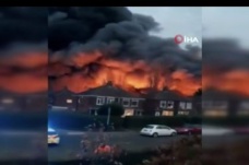 İngiltere'de plastik fabrikasında korkutan yangın