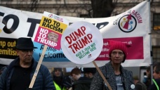 İngiltere'nin Trump'ı ülkeye daveti protesto edildi