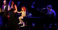 Işın Karaca sahnede kızı ile şarkı söyledi