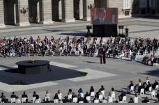 İspanya’da Covid-19 nedeniyle hayatını kaybedenler törenle anıldı