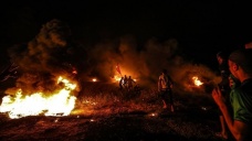 İsrail güçleri, Gazze sınırındaki protestoculara göz yaşartıcı gazla müdahale ediyor