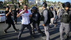 İsrail polisi Kudüs’teki Şeyh Cerrah Mahallesi sakinlerine destek verenlere saldırdı