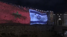 İsrail, Rabat yönetimiyle varılan anlaşmayı kutlamak için Kudüs'ün surlarına Fas bayrağını yans