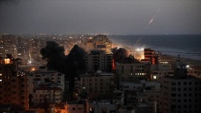 İsrail savaş uçakları Gazze'de sivillerin yaşadığı 9 katlı bir binayı vurdu