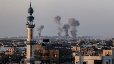 İsrail'in Han Yunus'taki hava saldırılarında iki katlı bina yıkıldı