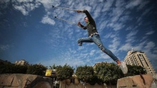 İsrail'in saldırısında bacağını kaybeden Filistinli genç 'parkur sporu'yla engellere
