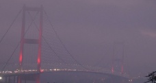 İstanbul Boğazı'nda sabah saatlerinde etkili olan sis kartpostallık görüntüler oluşturdu