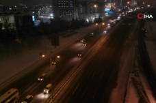 İstanbul’da kar yağışı sırasında bazı yollar dron ile görüntülendi