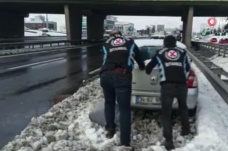 İstanbul’da polis ekipleri karda kalanlara yardım etti