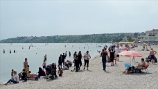 İstanbullular sıcak havada denize girerek serinledi