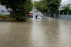 İstanbul'un birçok noktasında şiddetli sağanak yağış etkili oluyor