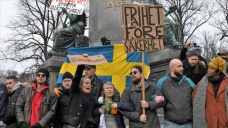 İsveç'in 3 kentinde yüzlerce kişi Kovid-19 kısıtlamalarını protesto etti