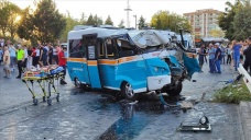 İzmir'de midibüs ile dolmuşun çarpışması sonucu 2 kişi öldü, 4 kişi yaralandı