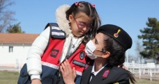 Jandarma ekipleri Down sendromlu çocukları unutmadı