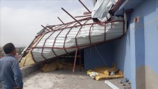 Kahramanmaraş'ta şiddetli fırtına nedeniyle bir binanın çatısı uçtu