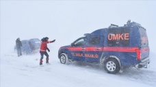 Kar ve tipi nedeniyle Kars-Iğdır kara yolunda mahsur kalan 18 kişiyi UMKE kurtardı