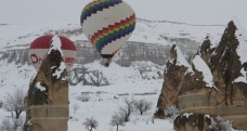 Karlar altında Kapadokya’da balon turu