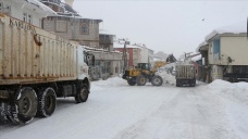 Karlıova'da günde 100 kamyon kar ilçe dışına taşınıyor