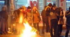 Kars’ın soğuğu vatandaşa durakta ateş yaktırdı