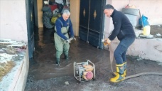 Kars'ta su baskının yaşandığı evlerdeki su tahliye ediliyor