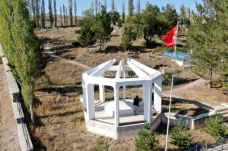Kıbrıs Barış Harekatı'nın tek gazeteci şehidi, mezarı başında anıldı